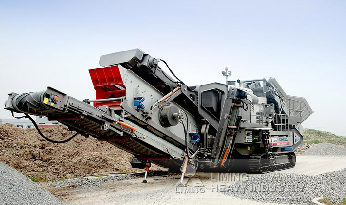 Tracked mobile crusher